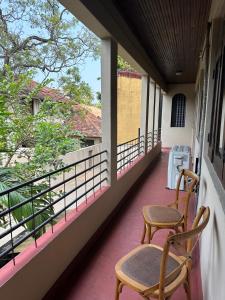 2 sillas en el balcón de un edificio en Hotel 106, en Colombo
