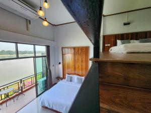 Postel nebo postele na pokoji v ubytování Suksomboonhotel