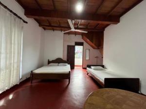 康提的住宿－Bellevue Retreat，客房设有两张床和天花板。