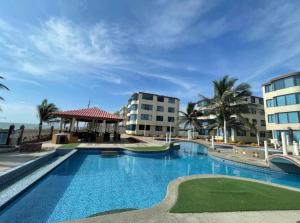 een zwembad in een resort met een resort bij CRUCITA BEACH KP in Crucita