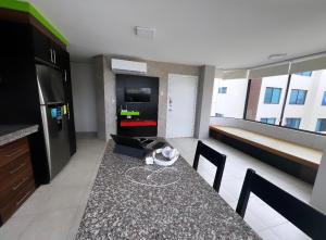 een woonkamer met een tafel en een keuken bij CRUCITA BEACH KP in Crucita
