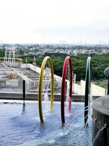 Bazén v ubytování Apt Transpark Bintaro Studio with Pool by Damaresa nebo v jeho okolí + 8 fotografií