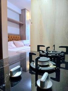 Llit o llits en una habitació de Apt Transpark Bintaro Studio with Pool by Damaresa