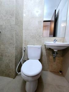 Koupelna v ubytování Apt Transpark Bintaro Studio with Pool by Damaresa