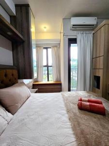 Postel nebo postele na pokoji v ubytování Apt Transpark Bintaro Studio with Pool by Damaresa
