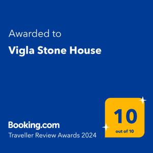 um sinal amarelo que lê concedido à casa de pedra da vida em Vigla Stone House em Caristo
