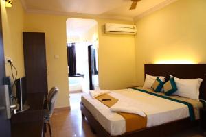 ein Schlafzimmer mit einem großen Bett in einem Zimmer in der Unterkunft Stayz Inn Hotels - The Gate Way Of Madras - Near Chennai Central Railway Station in Chennai