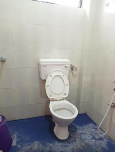 La salle de bains est pourvue de toilettes blanches. dans l'établissement Smiley Resorts, à Auroville