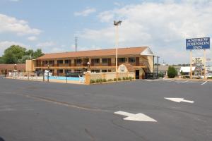 un aparcamiento vacío frente a un edificio en Andrew Johnson Inn, en Greeneville