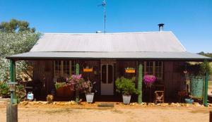 een klein huis met potplanten ervoor bij York Cottages and Burnley House in York