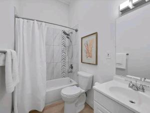 biała łazienka z wanną, toaletą i umywalką w obiekcie King's Palace w Lodwar