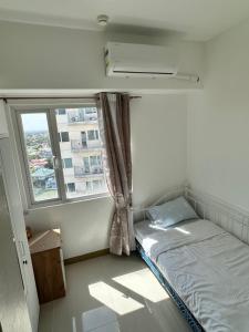 Cama ou camas em um quarto em Bright & Breezy 2 BR Unit with Balcony