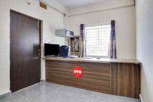 een kamer met een bureau met een stopbord erop bij Anjana residency in Bangalore