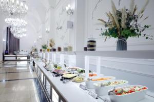 una línea de buffet con tazones de comida. en Hotel Сomplex Irtysh, en Pavlodar