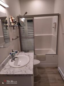 un bagno con lavandino, doccia e WC di Sweet House B&B a Victoria