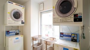 eine Waschküche mit zwei Maschinen und einem Fenster in der Unterkunft Rembrandt inn Aromori in Aomori + 79 Fotos