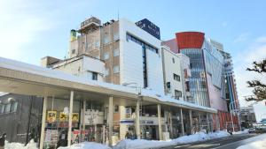 un centro comercial con nieve en la calle en Hotel Passage 2, en Aomori