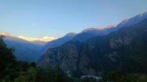 vistas a una cordillera con montañas nevadas en Singhik Hotel Kanchen View en Singhik