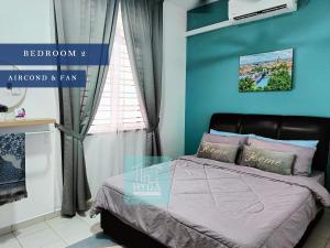 a bedroom with a bed with a blue wall at HYDA Homestay Melaka, Durian Tunggal in Kampong Tengah
