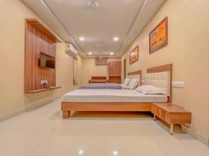 ein Schlafzimmer mit einem großen Bett in einem Zimmer in der Unterkunft Park View Residency in Bhuj