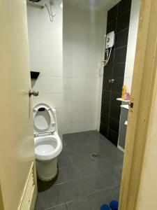 La salle de bains est pourvue de toilettes avec un couvercle. dans l'établissement Private Studio Viana Court Service Apartment 3 with private parking, à Kota Bharu