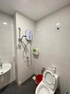 10 Pax-Cozy Family Suite Landmark 2 في كاجانغ: حمام مع مرحاض ومغسلة