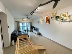 10 Pax-Cozy Family Suite Landmark 2 في كاجانغ: غرفة معيشة مع أريكة وطاولة