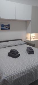dos toallas sentadas encima de una cama en d.s house mare & sentieri, en Rapallo