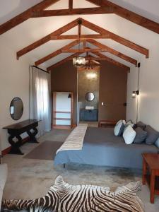 1 dormitorio con 1 cama grande con alfombra de cebra en Mazunga Tented Camp, en Gravelotte
