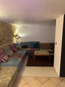 Posezení v ubytování Villa Baptiste Spa Sauna Billard Piano ping-pong baby-foot Piscine près de Bordeaux