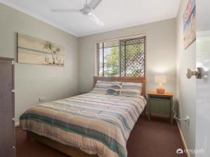 - une chambre avec un lit et une fenêtre dans l'établissement The Breezy Emu, à Emu Park