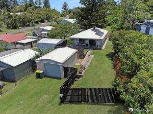 - une vue aérienne sur une maison avec une cour dans l'établissement The Breezy Emu, à Emu Park