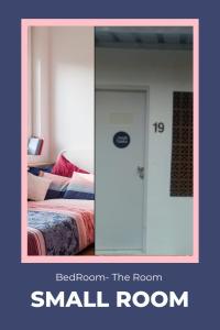 雅加達的住宿－Kos Omah Yanto 19，小房间,带一个小房间,带一张床和一个小房间,还有一名空间活动家