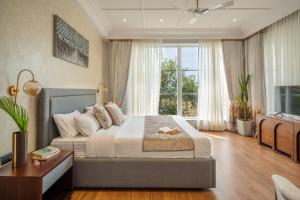 Ένα ή περισσότερα κρεβάτια σε δωμάτιο στο Elivaas Suntuarios - Luxurious 4BHK Villa with Pvt Pool, Assagao
