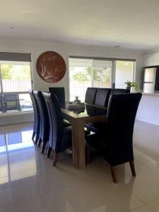 Χώρος καθιστικού στο Stylish Open Plan Retreat +8 φωτογραφίες