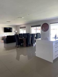 Μια τηλεόραση ή/και κέντρο ψυχαγωγίας στο Stylish Open Plan Retreat
