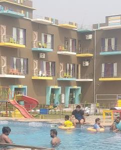 Bazén v ubytování ST Apple Beach Resort Mandarmani nebo v jeho okolí