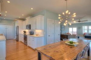 Kuchyň nebo kuchyňský kout v ubytování 4003 E Beach Drive