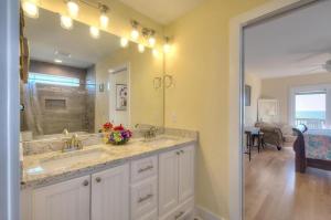 Koupelna v ubytování 4003 E Beach Drive + 55 fotografií