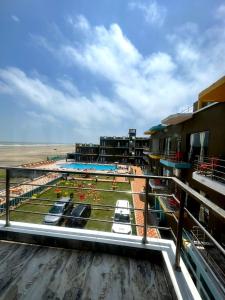 Bazén v ubytování ST Apple Beach Resort Mandarmani nebo v jeho okolí