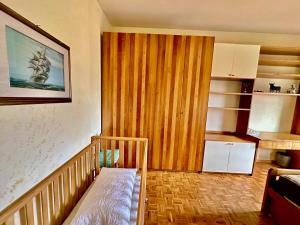 Habitación pequeña con cuna y cocina en Finestra sulle Alpi e Golf, en Fiano