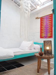 una camera con un letto e un tavolo con una lampada di Local House Grenceng 2 a Denpasar