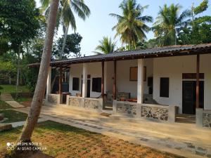 uma casa com palmeiras em frente em Priyanka Villa em Bentota