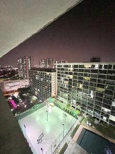 uma vista para uma pista de patinagem numa cidade à noite em Mount Austin Retreat em Johor Bahru