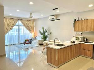 - une cuisine avec un évier et un comptoir dans l'établissement Mount Austin Retreat, à Johor Bahru