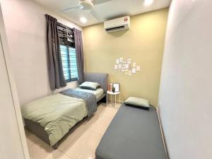 sypialnia z 2 łóżkami i oknem w obiekcie Mount Austin Retreat w mieście Johor Bahru
