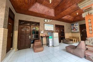 a large living room with a wooden ceiling at Padi-Padi Hostel & Bar in Ubud