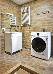 een wasmachine in een badkamer met een wastafel bij Ja ge • ჟა ღე in Tsalka