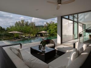 Der Swimmingpool an oder in der Nähe von Malaiwana Residences