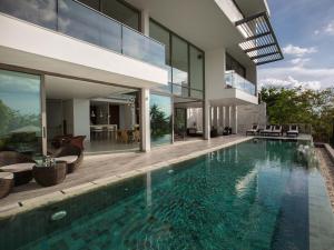 Der Swimmingpool an oder in der Nähe von Malaiwana Residences
